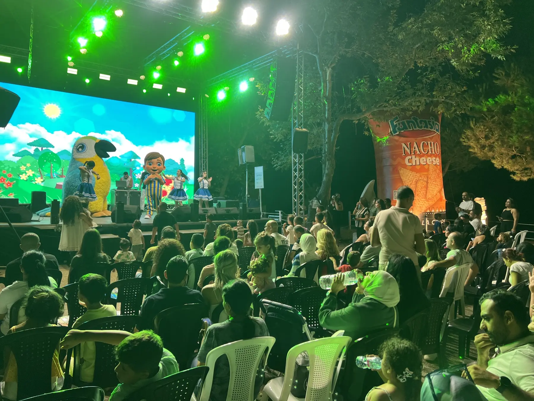 A colourful Calinou live performance at night