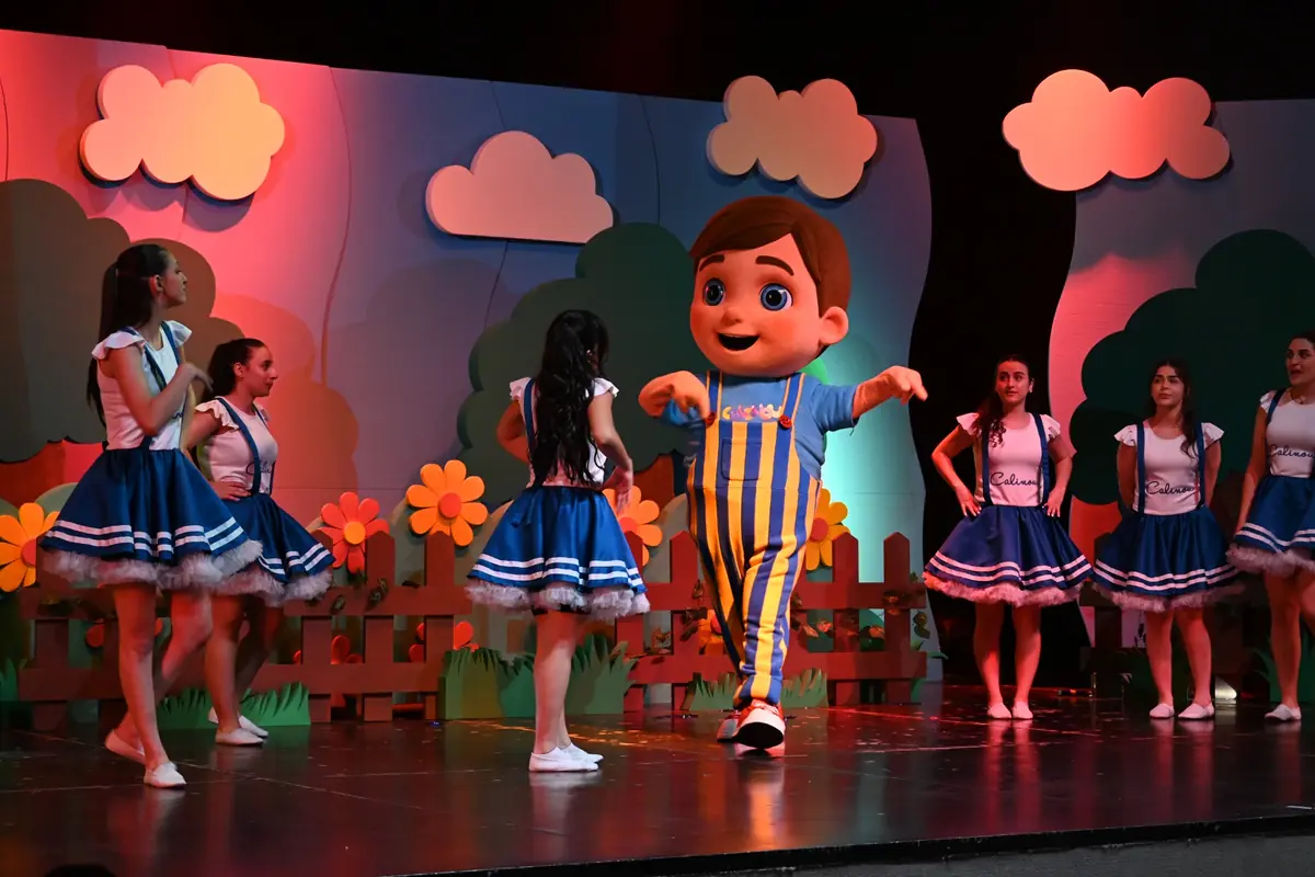 Calinou and the team performing on stage