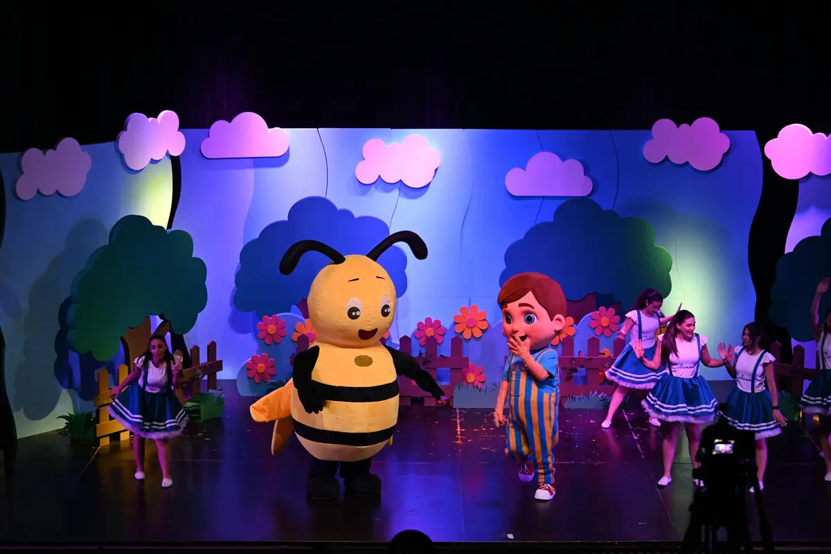 A colorful Calinou Show performance