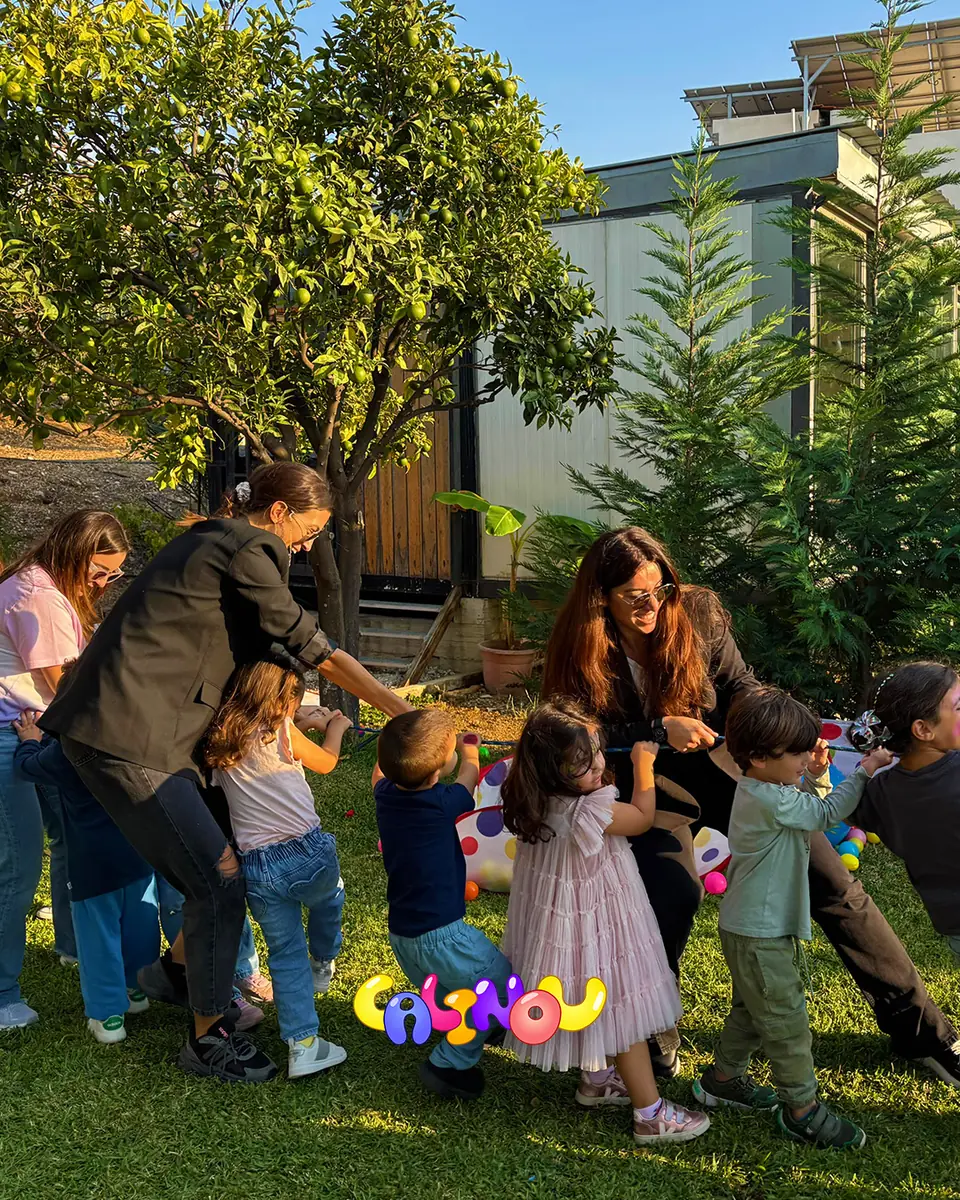 Children sharing a fun Calinou moment